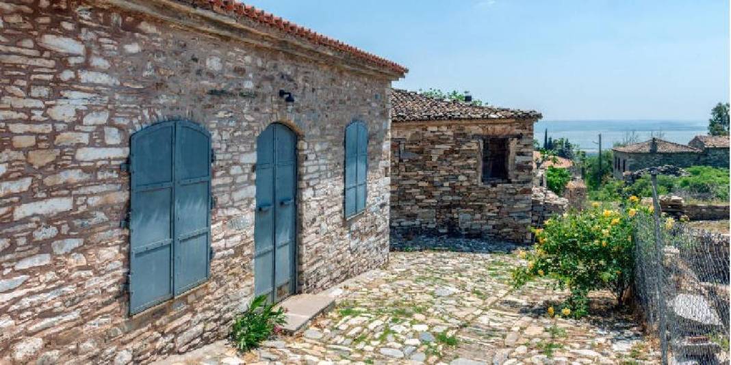 Burada zaman çok yavaş akıyor! Taş konakları, Rum mimarisi büyülüyor: Denize çıkan sokakları başka bir dünyaya götürüyor 6